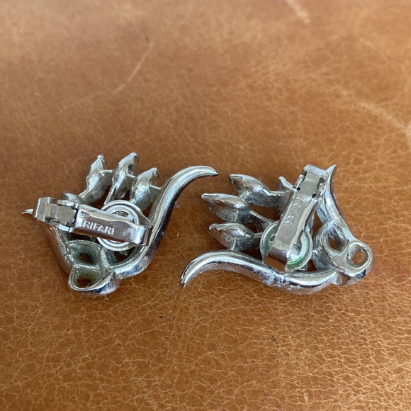 Crown trifari, pastel blue and rhinestone baguette clip earrings - Picture 4 of 5